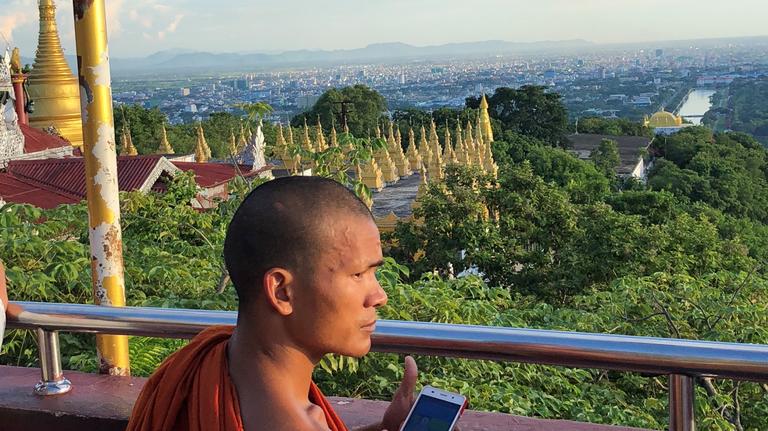 Myanmar_monk